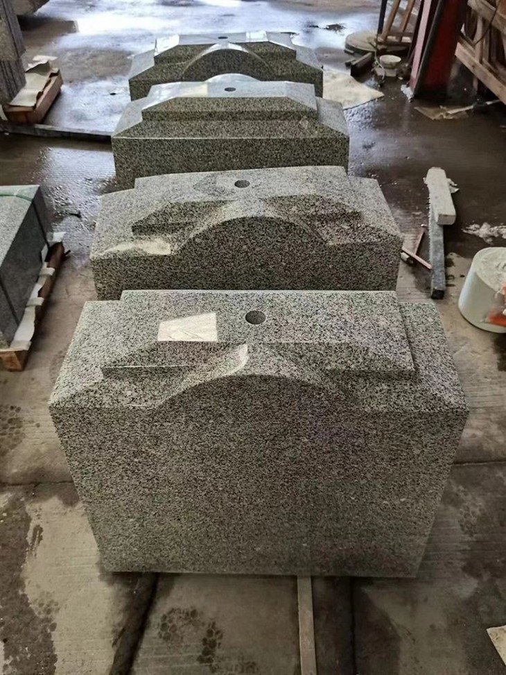Natural-Stone-Black-Granite-Tombstone-for-Cremetery-Garden.webp (1)(001)